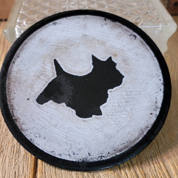 Enameled Scottie Dog on 7" Metal Trivet. - Picture 1 of 3